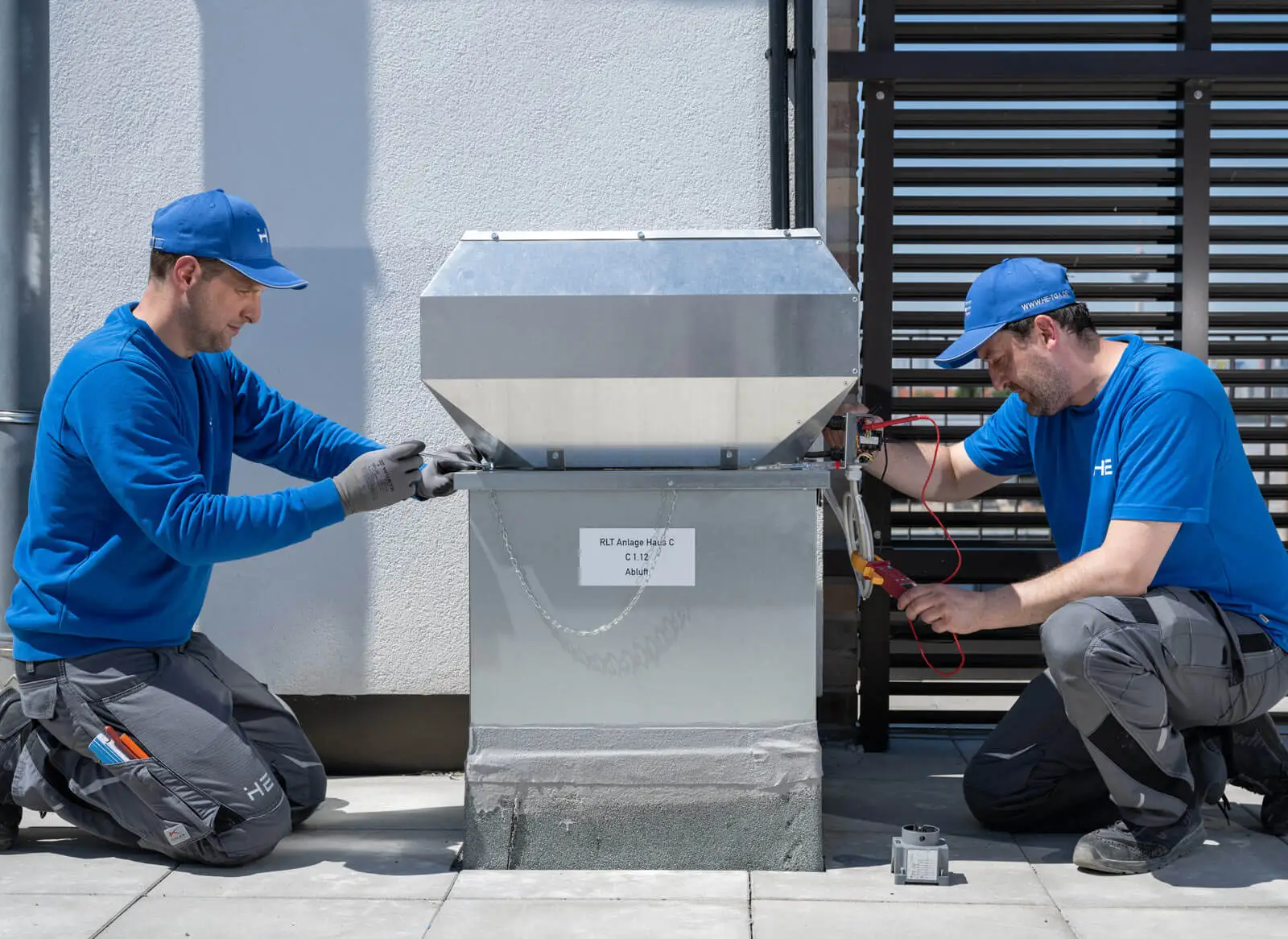 Mitarbeiter warten im Spreespeicher eine Anlage