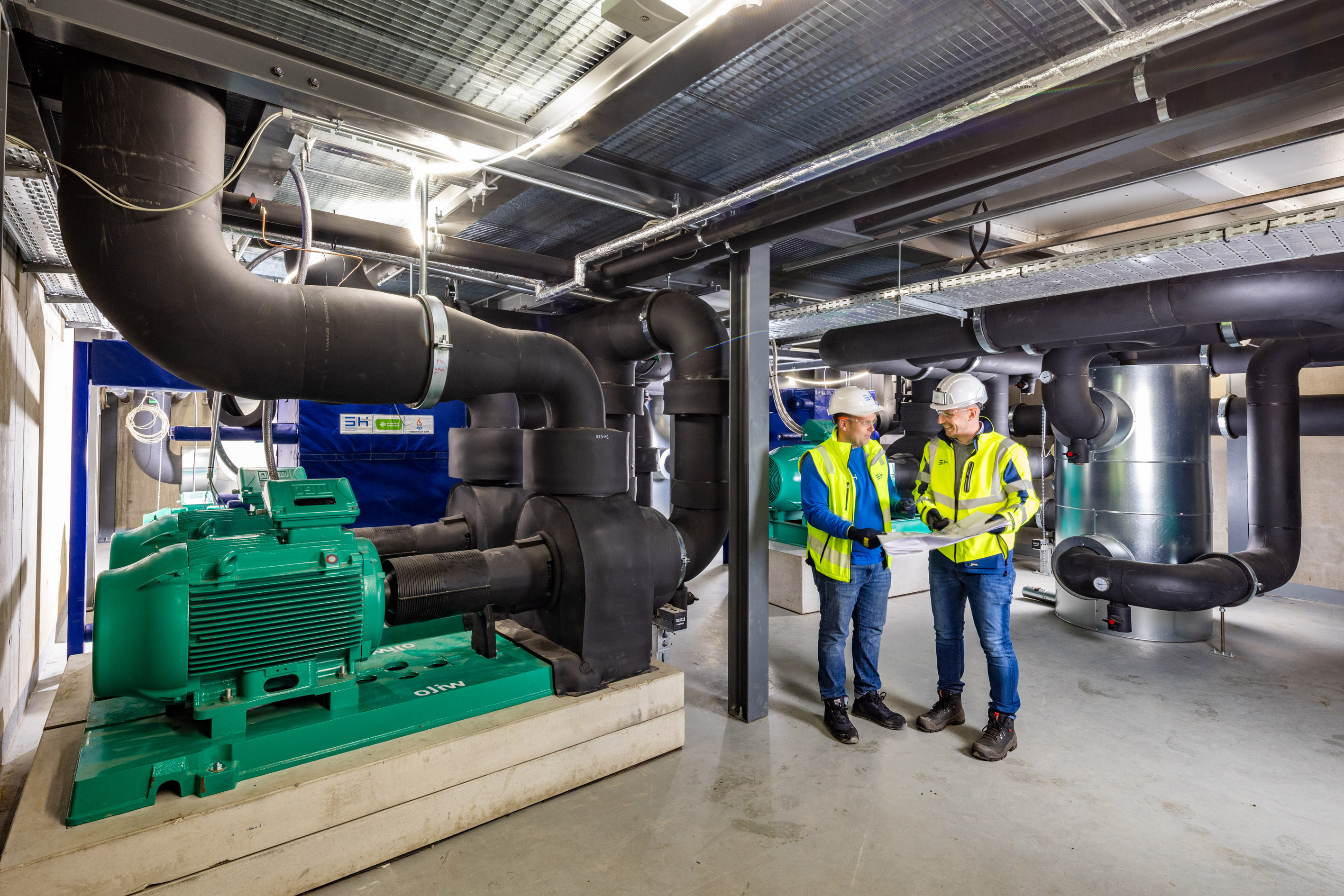 Zwei H+E Mitarbeiter in der Energiezentrale